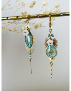 Boucles d'oreilles fleuries bleues asymetriques