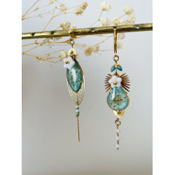 Boucles d'oreilles fleuries bleues asymetriques