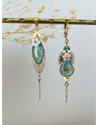 Boucles d'oreilles fleuries bleues asymetriques