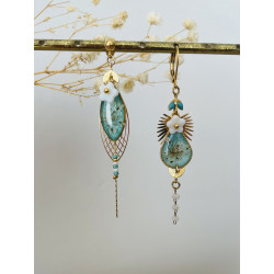 Boucles d'oreilles fleuries bleues asymetriques