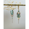 Boucles d'oreilles fleuries bleues asymetriques